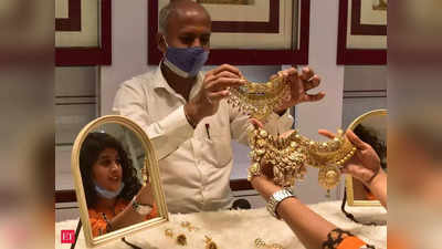 Today Gold Rates: పెరిగిపోతున్న బంగారం, వెండి ధరలు.. కారణాలివే!