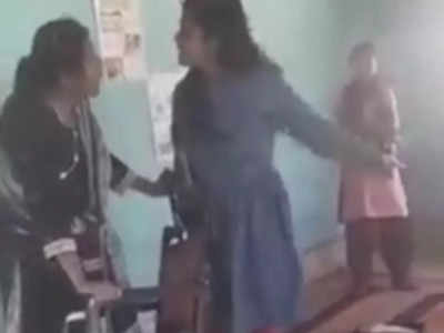 Shocking Viral Video: ಕುರ್ಚಿಗಾಗಿ ಇಬ್ಬರು ಶಿಕ್ಷಕಿಯರ ಕಾದಾಟ!: ವಿದ್ಯಾರ್ಥಿಗಳು ತಬ್ಬಿಬ್ಬು!