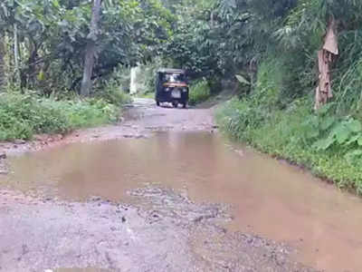 റോഡ് നന്നാക്കി തരൂ, അല്ലെങ്കിൽ വള്ളം വാങ്ങി തരൂ; സഹിക്കെട്ട്  മുരിക്കാട്ടുകുടി നിവാസികൾ, വീഡിയോ കാണാം