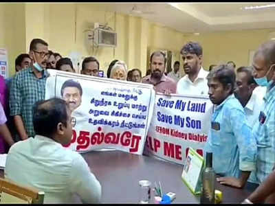 மகனுக்கு சிறுநீரக மாற்று அறுவை சிகிச்சை... ஜமாபந்திக்கு பதாகைகளுடன் வந்த பெற்றோர்!