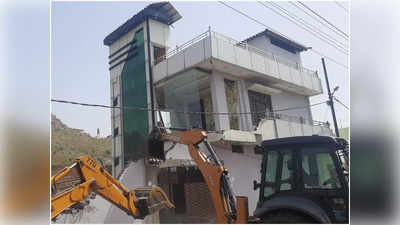 Jhansi News: झांसी नगर निगम के पूर्व उपसभापति के घर पर चला बुलडोजर, तीन जेसीबी मशीनों ने जमींदोज किया मकान