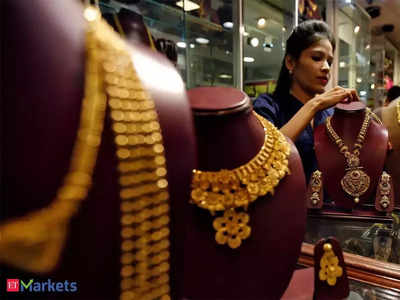 Gold Rate: దూసుకుపోతున్న బంగారం ధరలు.. తగ్గిన వెండి!