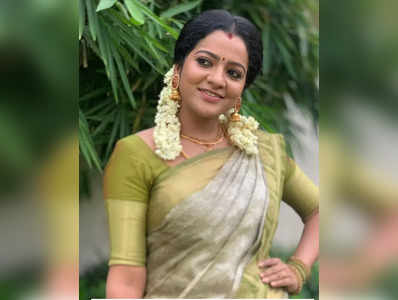 VJ Chithra:10 பேர் கூட சுத்துற விஜே சித்ரா கேரக்டர் இதுதான்... சீரியல் நடிகை போட்ட புது குண்டு!