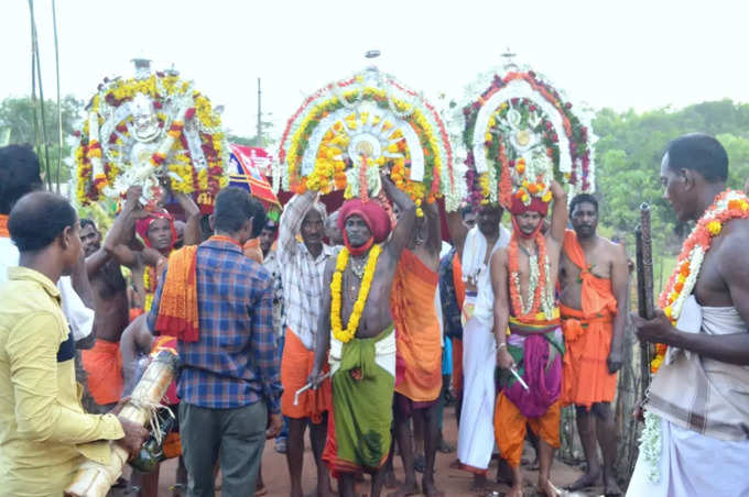 ಮೂರು ದೇವರನ್ನು ಹೊತ್ತು ಸಾಗುತ್ತಿರುವ ದೃಶ್ಯ