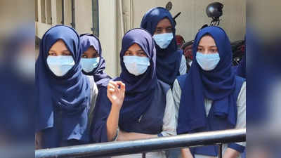 Hijab Row: कर्नाटकात हिजाब वाद सुरूच; मंगळुरू यूनिवर्सिटी कॉलेजच्या विद्यार्थ्यांचे आंदोलन