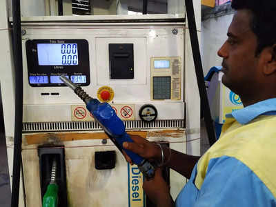 Petrol Diesel Price: কলকাতায় পেট্রল সেঞ্চুরির উপরেই, জ্বালানির জ্বালা শহরবাসীর পকেটে
