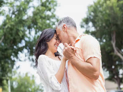 Relationship Tips: শুধুই কি যৌনতার হাতছানি নাকি অন্য কোনও কারণ! কেন অল্পবয়সী প্রেমিকা চান বয়স্ক পুরুষেরা?