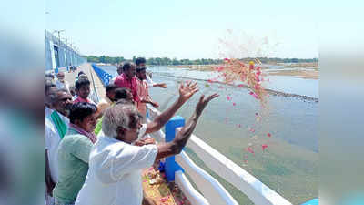 முக்கொம்பு வந்தடைந்தது காவிரி நீர்... மலர் தூவி வரவேற்ற விவசாயிகள்!