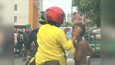 পথশিশুকে স্নেহের পরশ মহিলার, Video ভাইরাল অন্য দেশেও