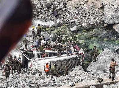 Ladakh Accident : सात जवान शहीद, 19 घायल...बढ़ सकती है मृतकों की संख्या, नदी में गिर गई थी सैनिकों को ले जा रही बस