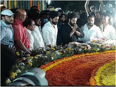 100 Years of NTR : ఎన్టీఆర్ ఘాట్‌ను సందర్శించి నివాళులు అర్పించిన తారక్, కళ్యాణ్ రామ్