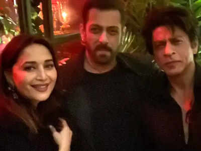 20 साल बाद एक फ्रेम में दिखे Salman Khan-Shahrukh Khan और Madhuri Dixit, खुशी में झूमे फैंस बोले- इससे खूबसूरत कुछ नहीं