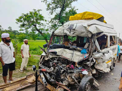 Bahraich Road Accident: कर्नाटक से अयोध्या जा रही मिनी बस बहराइच में हादसे का शिकार, 7 की मौत, 9 घायल