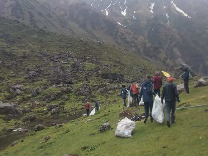 प्रशासन की ओर से की गई है गंदगी हटाने की व्यवस्था