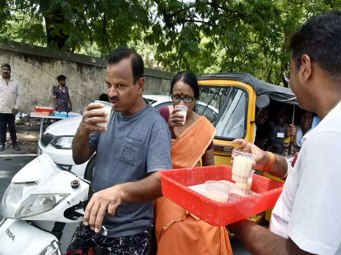 ​फ्री में म‍िला बटरमिल्‍क