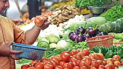 Tomato Price: ದುಬಾರಿಯಾದ ತರಕಾರಿ: 100ರ ಗಡಿ ದಾಟಿದ ಟೊಮೆಟೊ ಬೆಲೆ; ಕೊತ್ತಂಬರಿ ಕಟ್ಟಿಗೆ ₹50