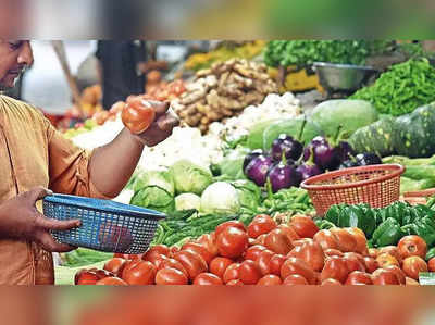 Tomato Price: ದುಬಾರಿಯಾದ ತರಕಾರಿ: 100ರ ಗಡಿ ದಾಟಿದ ಟೊಮೆಟೊ ಬೆಲೆ; ಕೊತ್ತಂಬರಿ ಕಟ್ಟಿಗೆ ₹50 