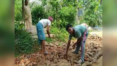 Purba Medinipur: অভিযোগ জানিয়ে সুরাহা হয়নি! চাঁদা তুলে রাস্তা সংস্কারের উদ্যোগ নিলেন গ্রামবাসীরা