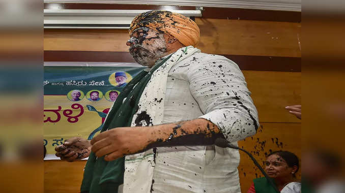 black-ink-thrown-at-rakesh-tikait-at-gandhi-bhawan-bangalore-press-club