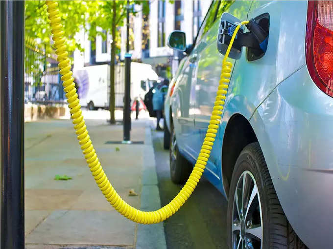 ​प्रश्न: पेट्रोल आणि डिझेलवर चालणाऱ्या कारच्या तुलनेत इलेक्ट्रिक कार किती सुरक्षित असते?