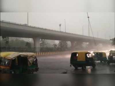 Noida Rain: नोएडा में मौसम ने ली करवट, तेज आंधी के साथ बारिश के बाद पेड़ गिरने के साथ फ्लेक्स