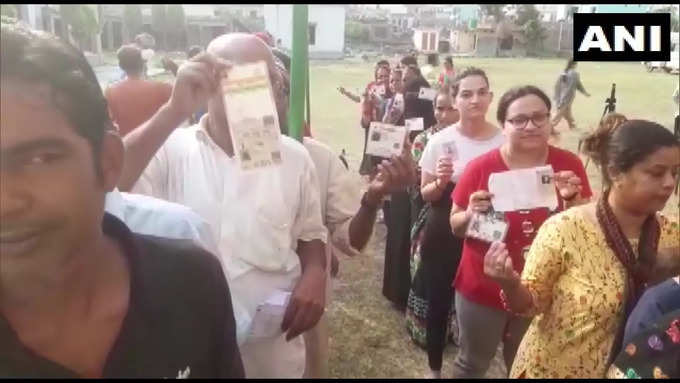 चंपावत में वोट देने घरों से निकले लोग, बूथ पर लंबी कतार