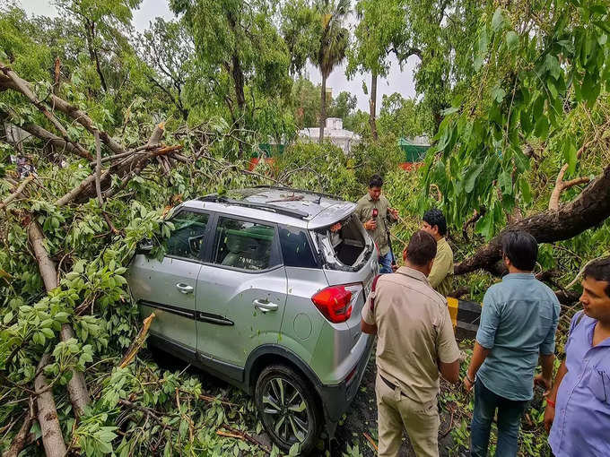 ​बाजारों में कार पर गिरे पेड़, बिजली के खंभे