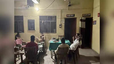 Kushinagar Crime News: कुशीनगर में तस्करों के साथ भोजन करने वाले 14 पुलिसकर्मी लाइन हाजिर, वायरल हुई थी फोटो