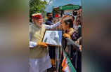 Modi in Shimla : ...लड़की के हाथ में देखी पीएम मोदी ने अपनी मां की तस्वीर तो तोड़ दिए सारे प्रोटोकॉल, देखें तस्वीरें