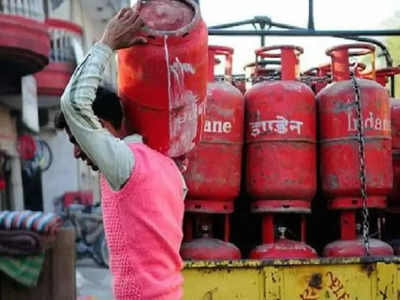 LPG சிலிண்டர் விலை 135 ரூபாய் குறைஞ்சாச்சு.. முதல் நாளே ஹேப்பி நியூஸ்!