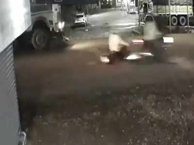 दुचाकीच्या धडकेत एक जण गंभीर जखमी; काळजाचा धरकाप उडवणाऱ्या अपघाताचा VIDEO