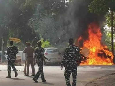 Allahabad car fire: इलाहाबाद हाई कोर्ट के सामने खड़ी दो कारों में लगी आग, फायर सर्विस के दारोगा समेत दो सस्‍पेंड