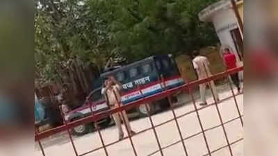 Hamirpur News: हमीरपुर में सजायाफ्ता कैदियों को करा रहे थे मंदिरों के दर्शन, वीडियो वायरल होने के बाद 4 सिपाही सस्पेंड