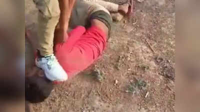 Morena Viral Video : मुरैना में दबंगों की दबंगई, नाबालिग के गर्दन पर पैर रखकर लाठी-डंडों से पीटा