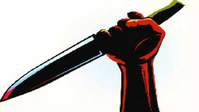 Delhi Crime: साकेत में सरेराह महिला को पकड़ा, गर्दन पर घोंपा चाकू