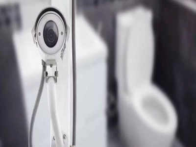 Prayagraj News: गर्ल्स हॉस्टल के बाथरूम में लगा था स्पाई कैमरा, मकान मालिक के घर से मिले 9 हार्ड डिस्क... गिरफ्तार