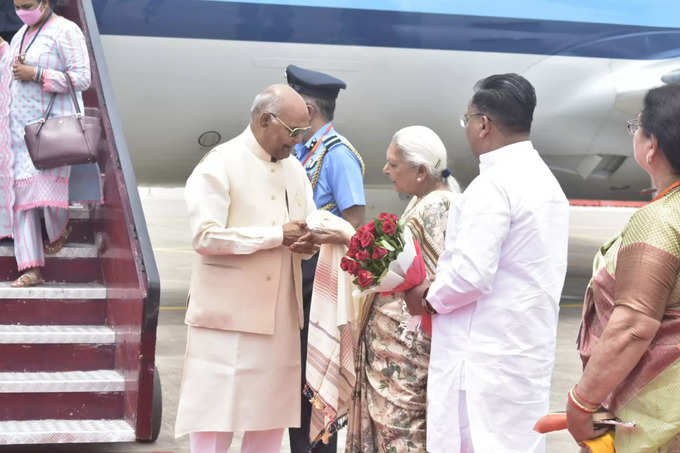 कानपुर एयरपोर्ट पर पहुंचे राष्‍ट्रपति रामनाथ कोविंद, जाएंगे अपने गांव