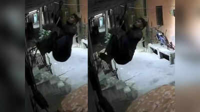 स्पाइडर मैन के अंदाज में दीवार पर चढ़ा, घर में घुसा और कीमती सामान लेकर हुआ फुर्र, दिल्ली के चोर का ये वीडियो वायरल