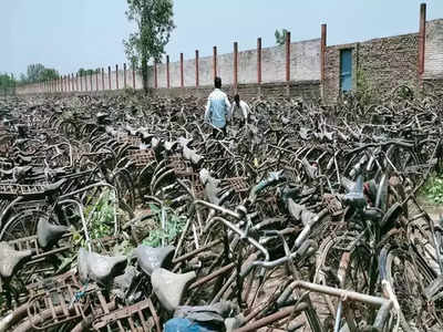 लॉकडाऊनमध्ये मजुरांनी सायकल सोडल्या; प्रशासनानं २१ लाखांत विकल्या, नेमकं प्रकरण काय?