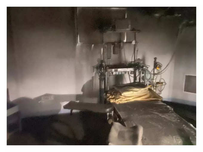 आग की वजह से हॉस्पिटल में बेड और कमरे में दूसरे मेडिकल उपकरण जल गए।