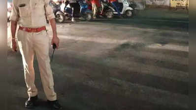 ગાંધીનગર-અમદાવાદ હાઈવે પર પોલીસે કાર રોકીને ત્રણને માર માર્યો, એકને દાખલ કરવો પડ્યો