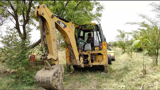 तालाब की खुदाई की तैयारी में जेसीबी