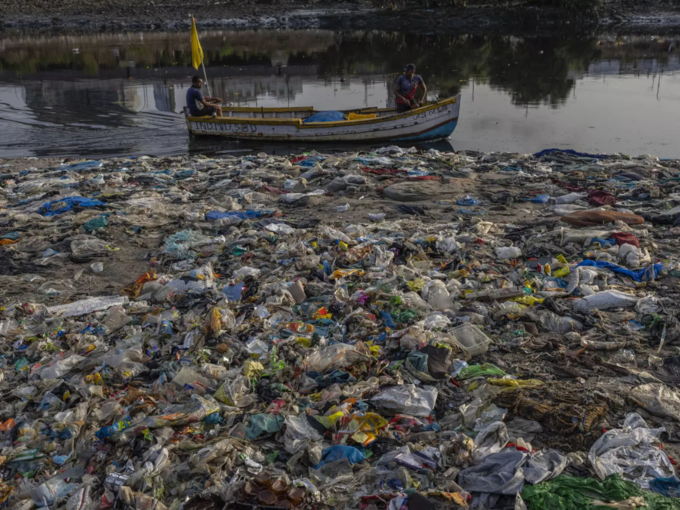 मुंबई में अरब सागर तट पर गंदगी का जबरदस्त ढेर