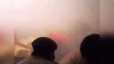 Noida Fire: नोएडा सेक्टर-7 में गोदाम की तीसरी मंजिल पर लगी भीषण आग, थर्माकोल की वजह से फैली जहरीली गैस