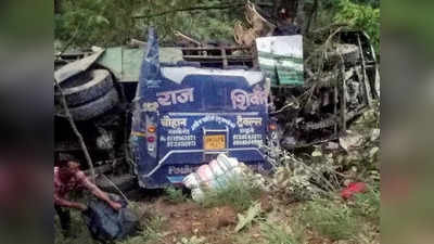 Uttarkashi Bus Accident: खाई में गिरी बस के परखच्चे उड़े, सामान इधर-उधर बिखरा, तस्वीरों में देखें उत्तरकाशी बस हादसे का मंजर