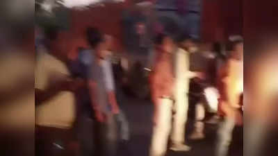 Madhya Pradesh : इंदौर में भीषण सड़क हादसा, पिकअप से टक्‍कर के बाद बाइक में लगी आग, दो मासूम समेत 4 की दर्दनाक मौत
