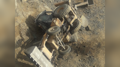 ह्रदयद्रावक: दगड काढताना डोंगरावरून जेसीबी खाली कोसळला, चालकाचा जागीच मृत्यू