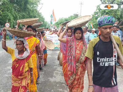 Balurghat: ১০০ দিনের টাকা মিলছে না, বালুরঘাটে কোদাল নিয়ে অভিনব প্রতিবাদ TMC-র
