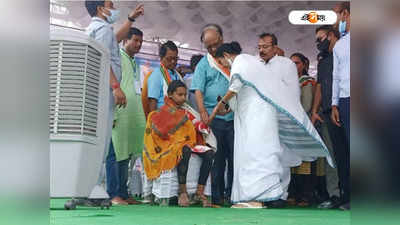 Mamata Banerjee: তীব্র গরমে কর্মিসভায় অসুস্থ কিশোরী, বক্তব্য থামিয়ে বোতল নিয়ে ছুটলেন মুখ্যমন্ত্রী