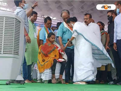 Mamata Banerjee: তীব্র গরমে কর্মিসভায় অসুস্থ কিশোরী, বক্তব্য থামিয়ে বোতল নিয়ে ছুটলেন মুখ্যমন্ত্রী